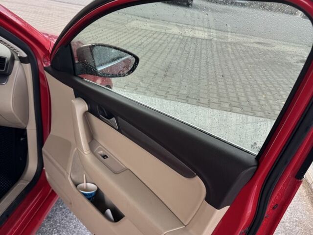 Красный Фольксваген Пассат Вариант, объемом двигателя 2 л и пробегом 300 тыс. км за 8950 $, фото 7 на Automoto.ua