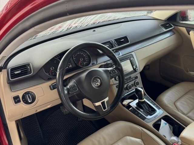 Красный Фольксваген Пассат Вариант, объемом двигателя 2 л и пробегом 300 тыс. км за 8950 $, фото 5 на Automoto.ua