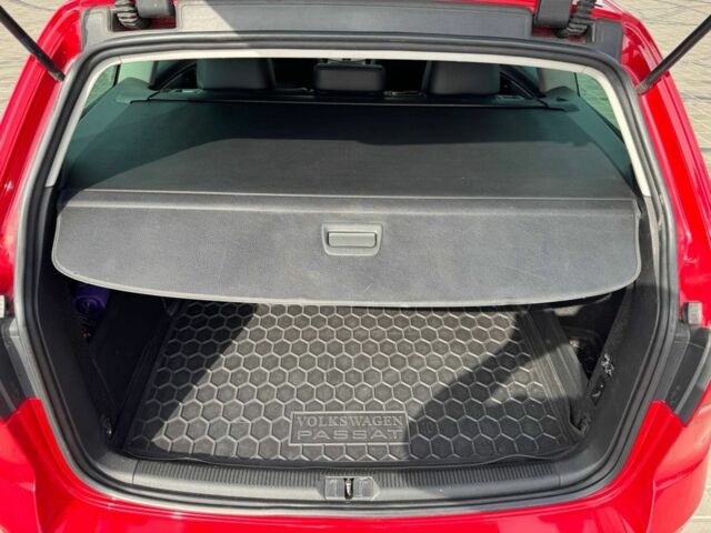 Червоний Фольксваген Пассат Варіант, об'ємом двигуна 2 л та пробігом 280 тис. км за 11700 $, фото 19 на Automoto.ua