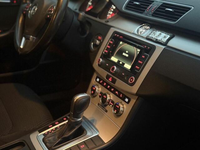 Красный Фольксваген Пассат Вариант, объемом двигателя 2 л и пробегом 280 тыс. км за 8550 $, фото 14 на Automoto.ua