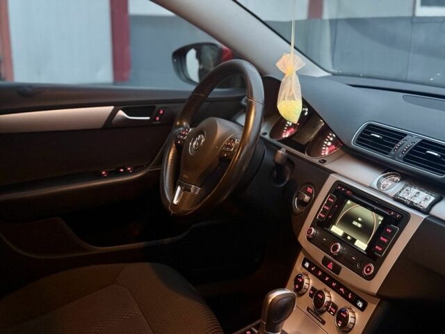 Красный Фольксваген Пассат Вариант, объемом двигателя 2 л и пробегом 280 тыс. км за 8550 $, фото 15 на Automoto.ua