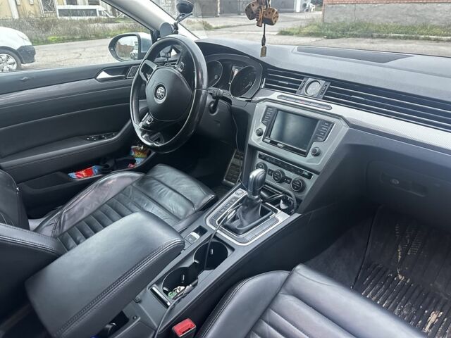 Красный Фольксваген Пассат Вариант, объемом двигателя 2 л и пробегом 227 тыс. км за 19700 $, фото 6 на Automoto.ua