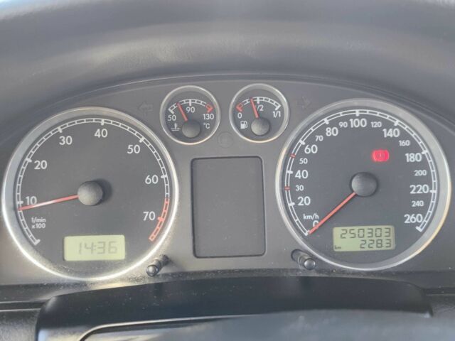 Серый Фольксваген Пассат Вариант, объемом двигателя 1.6 л и пробегом 250 тыс. км за 4400 $, фото 1 на Automoto.ua