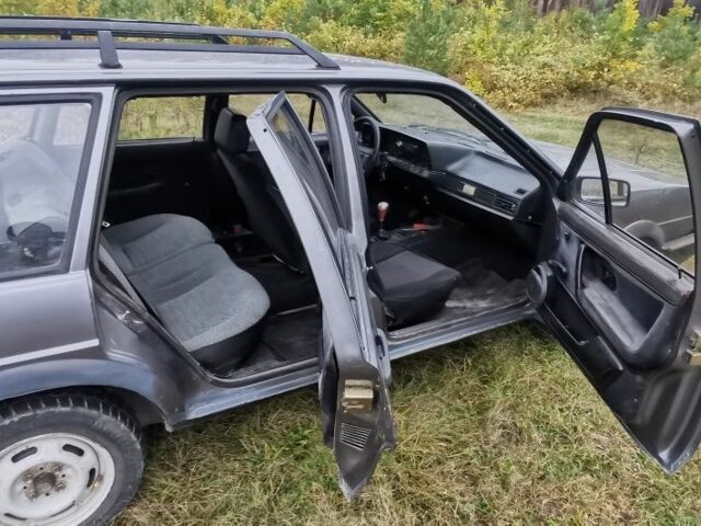 Серый Фольксваген Пассат Вариант, объемом двигателя 1.8 л и пробегом 330 тыс. км за 999 $, фото 6 на Automoto.ua