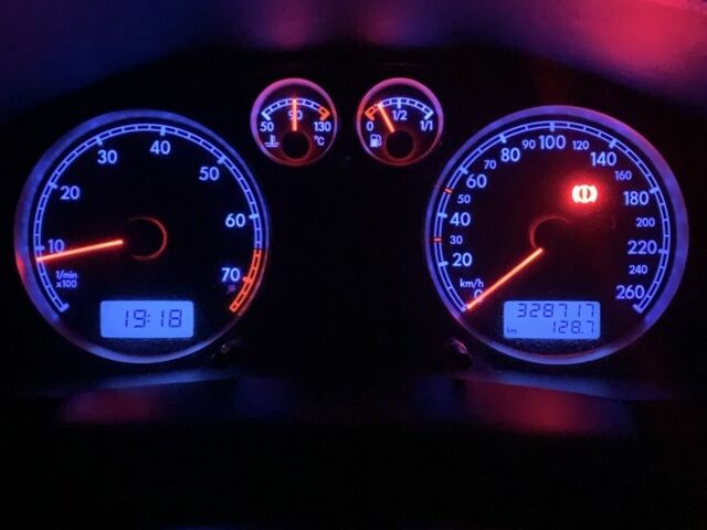 Серый Фольксваген Пассат Вариант, объемом двигателя 1.6 л и пробегом 327 тыс. км за 3000 $, фото 7 на Automoto.ua