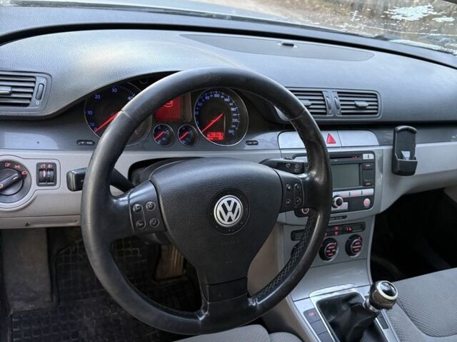 Сірий Фольксваген Пассат Варіант, об'ємом двигуна 2 л та пробігом 300 тис. км за 1650 $, фото 4 на Automoto.ua