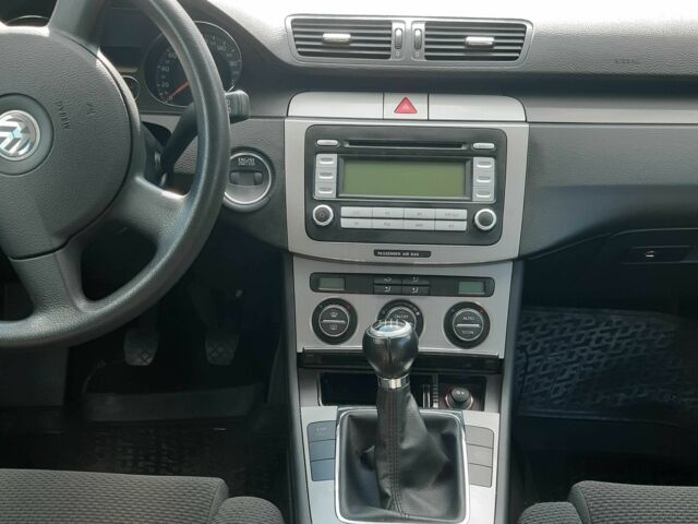 Серый Фольксваген Пассат Вариант, объемом двигателя 1.6 л и пробегом 165 тыс. км за 6959 $, фото 3 на Automoto.ua