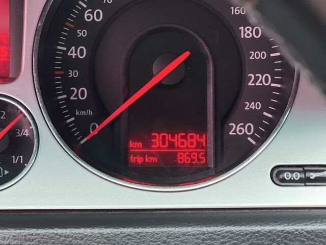 Сірий Фольксваген Пассат Варіант, об'ємом двигуна 2 л та пробігом 305 тис. км за 5800 $, фото 17 на Automoto.ua