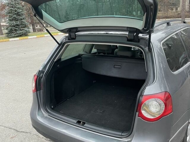 Серый Фольксваген Пассат Вариант, объемом двигателя 2 л и пробегом 200 тыс. км за 1800 $, фото 5 на Automoto.ua