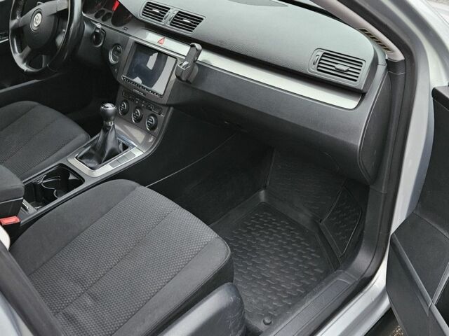 Сірий Фольксваген Пассат Варіант, об'ємом двигуна 2 л та пробігом 215 тис. км за 6500 $, фото 5 на Automoto.ua