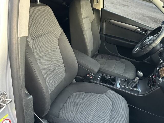 Серый Фольксваген Пассат Вариант, объемом двигателя 1.6 л и пробегом 276 тыс. км за 7000 $, фото 19 на Automoto.ua