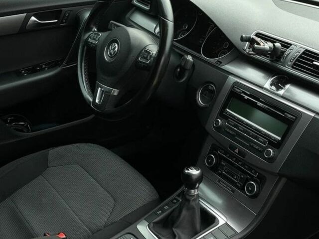 Серый Фольксваген Пассат Вариант, объемом двигателя 2 л и пробегом 217 тыс. км за 2800 $, фото 7 на Automoto.ua