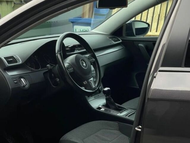 Серый Фольксваген Пассат Вариант, объемом двигателя 2 л и пробегом 217 тыс. км за 2800 $, фото 5 на Automoto.ua