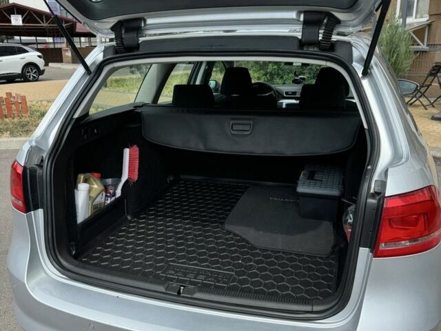 Сірий Фольксваген Пассат Варіант, об'ємом двигуна 2 л та пробігом 246 тис. км за 10500 $, фото 6 на Automoto.ua