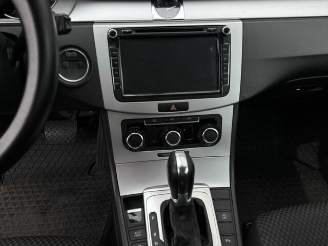 Сірий Фольксваген Пассат Варіант, об'ємом двигуна 2 л та пробігом 246 тис. км за 10500 $, фото 4 на Automoto.ua