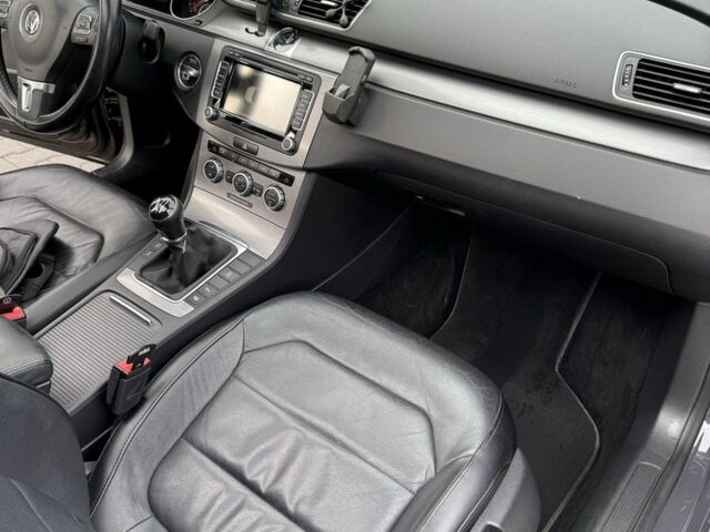 Сірий Фольксваген Пассат Варіант, об'ємом двигуна 2 л та пробігом 229 тис. км за 296 $, фото 9 на Automoto.ua