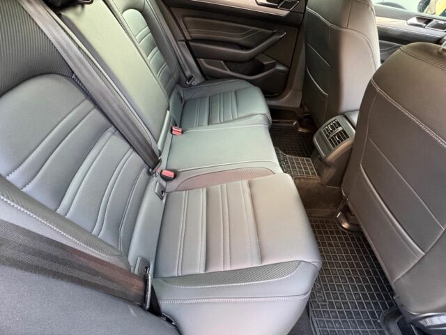 Сірий Фольксваген Пассат Варіант, об'ємом двигуна 2 л та пробігом 33 тис. км за 32299 $, фото 20 на Automoto.ua