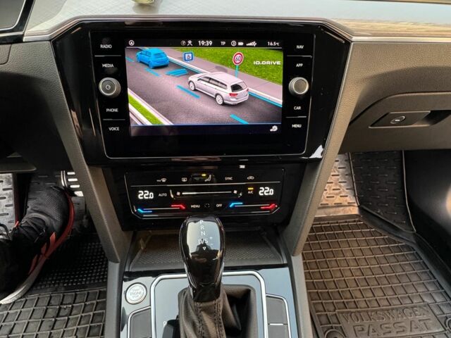 Сірий Фольксваген Пассат Варіант, об'ємом двигуна 2 л та пробігом 33 тис. км за 32299 $, фото 18 на Automoto.ua