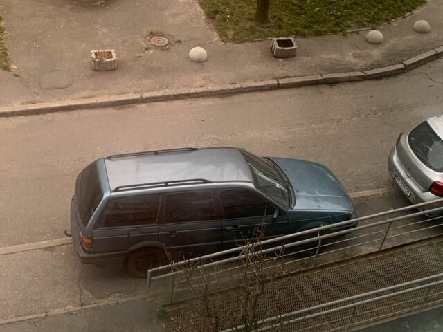 Синий Фольксваген Пассат Вариант, объемом двигателя 1.8 л и пробегом 300 тыс. км за 1543 $, фото 1 на Automoto.ua