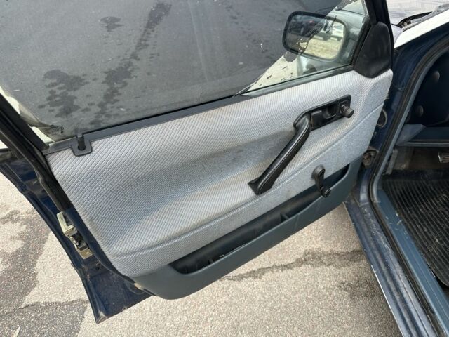 Синий Фольксваген Пассат Вариант, объемом двигателя 1.6 л и пробегом 444 тыс. км за 1300 $, фото 5 на Automoto.ua