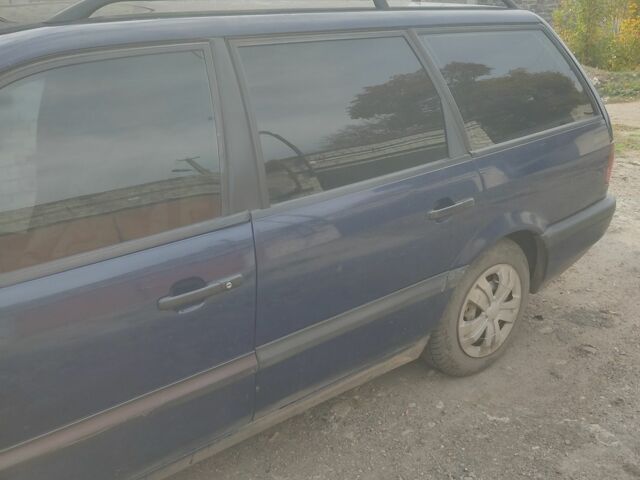 Синий Фольксваген Пассат Вариант, объемом двигателя 2 л и пробегом 300 тыс. км за 1200 $, фото 1 на Automoto.ua