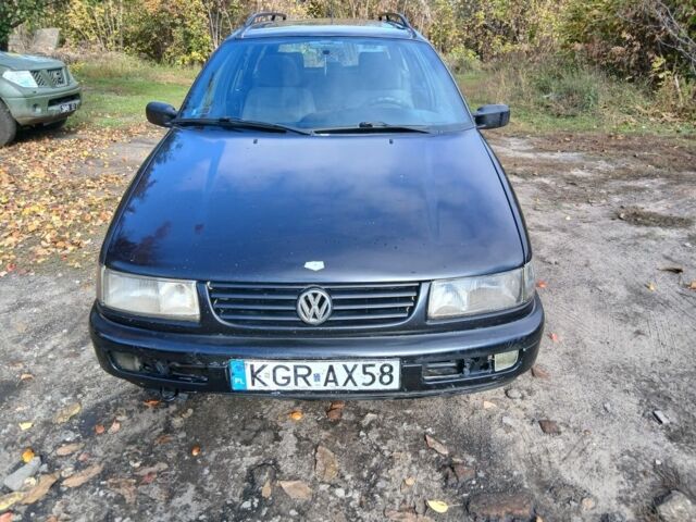 Синий Фольксваген Пассат Вариант, объемом двигателя 1.6 л и пробегом 345 тыс. км за 1081 $, фото 3 на Automoto.ua