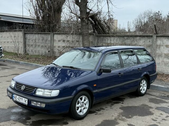 Синий Фольксваген Пассат Вариант, объемом двигателя 1.8 л и пробегом 250 тыс. км за 2499 $, фото 1 на Automoto.ua