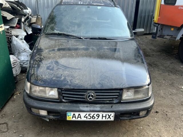 Синий Фольксваген Пассат Вариант, объемом двигателя 1.8 л и пробегом 300 тыс. км за 900 $, фото 1 на Automoto.ua