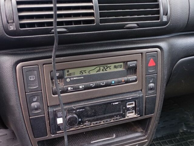 Синий Фольксваген Пассат Вариант, объемом двигателя 1.8 л и пробегом 341 тыс. км за 2750 $, фото 4 на Automoto.ua