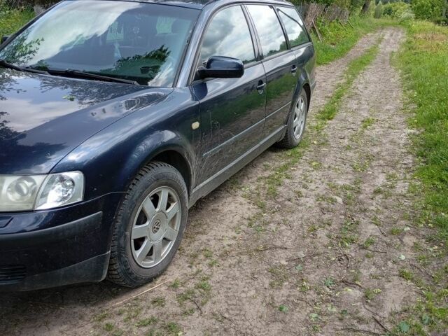 Синий Фольксваген Пассат Вариант, объемом двигателя 1.8 л и пробегом 341 тыс. км за 2750 $, фото 1 на Automoto.ua