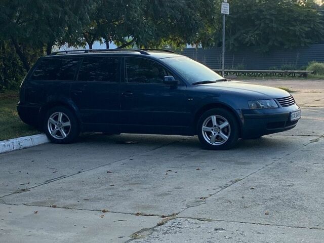 Синий Фольксваген Пассат Вариант, объемом двигателя 1.6 л и пробегом 330 тыс. км за 3500 $, фото 1 на Automoto.ua