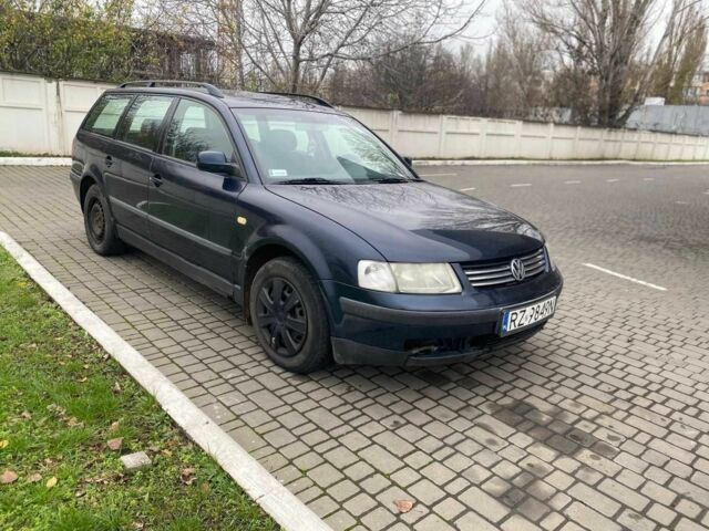 Синій Фольксваген Пассат Варіант, об'ємом двигуна 1.9 л та пробігом 355 тис. км за 2011 $, фото 1 на Automoto.ua