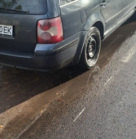 Синий Фольксваген Пассат Вариант, объемом двигателя 1.6 л и пробегом 430 тыс. км за 2700 $, фото 3 на Automoto.ua