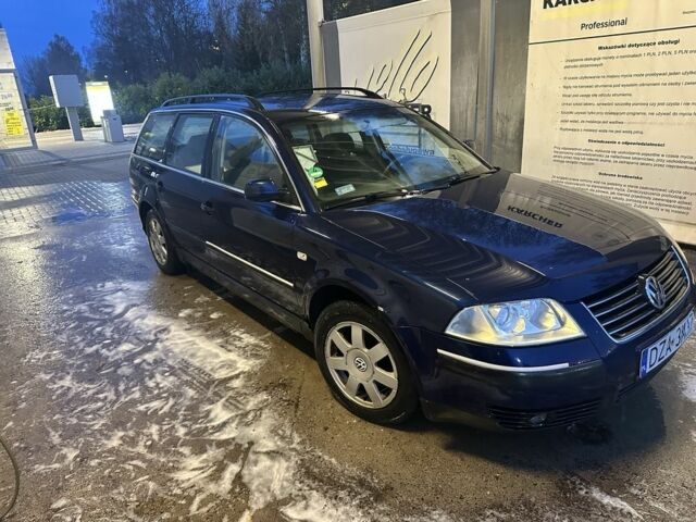 Синий Фольксваген Пассат Вариант, объемом двигателя 2 л и пробегом 300 тыс. км за 1700 $, фото 1 на Automoto.ua