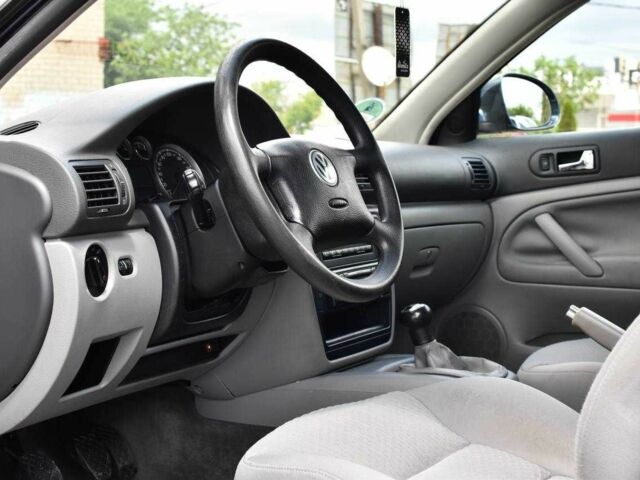 Синий Фольксваген Пассат Вариант, объемом двигателя 1.6 л и пробегом 240 тыс. км за 5850 $, фото 6 на Automoto.ua