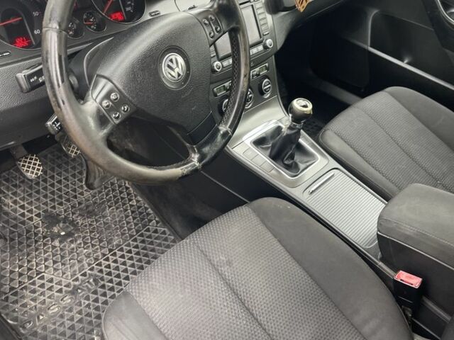 Синий Фольксваген Пассат Вариант, объемом двигателя 2 л и пробегом 300 тыс. км за 2550 $, фото 4 на Automoto.ua