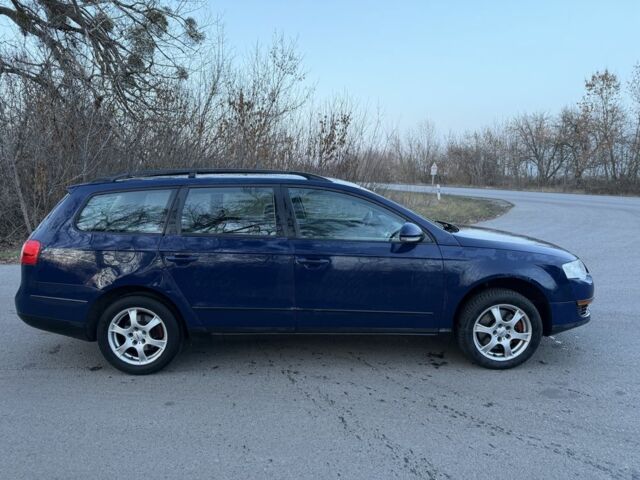 Синій Фольксваген Пассат Варіант, об'ємом двигуна 1.6 л та пробігом 224 тис. км за 4950 $, фото 4 на Automoto.ua