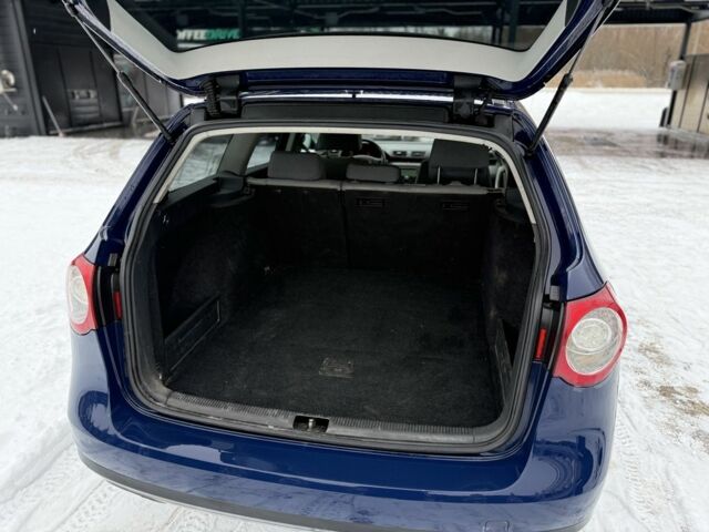 Синій Фольксваген Пассат Варіант, об'ємом двигуна 2 л та пробігом 300 тис. км за 2850 $, фото 18 на Automoto.ua