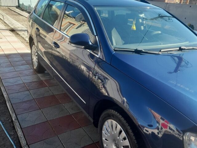 Синий Фольксваген Пассат Вариант, объемом двигателя 1.6 л и пробегом 213 тыс. км за 6654 $, фото 1 на Automoto.ua