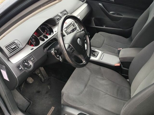 Синий Фольксваген Пассат Вариант, объемом двигателя 2 л и пробегом 239 тыс. км за 2750 $, фото 7 на Automoto.ua