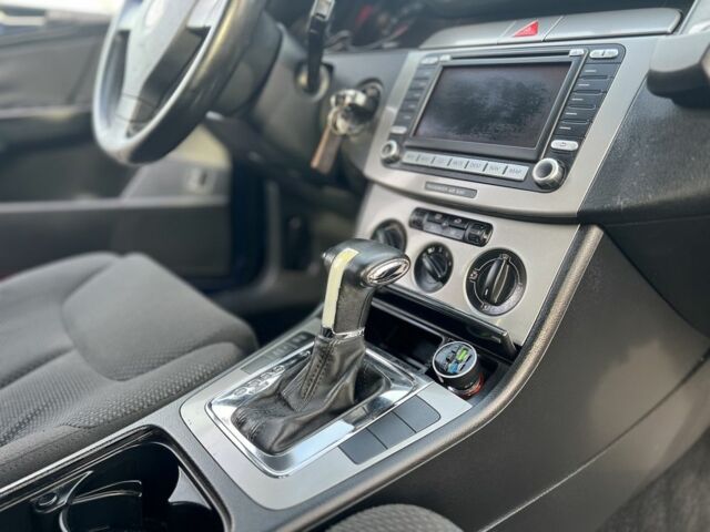 Синій Фольксваген Пассат Варіант, об'ємом двигуна 2 л та пробігом 285 тис. км за 5450 $, фото 15 на Automoto.ua