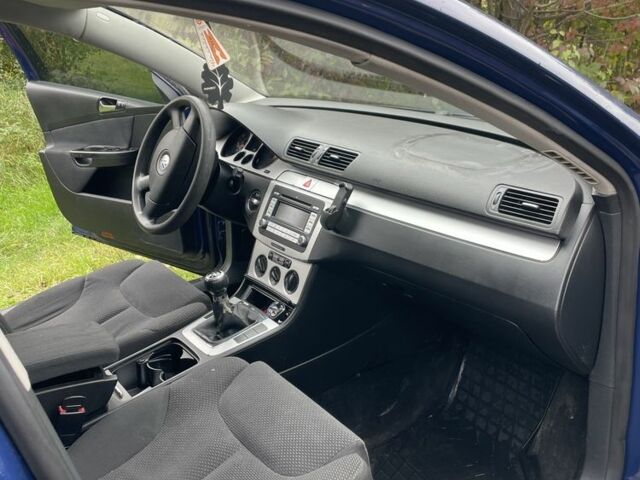 Синий Фольксваген Пассат Вариант, объемом двигателя 2 л и пробегом 318 тыс. км за 3700 $, фото 6 на Automoto.ua