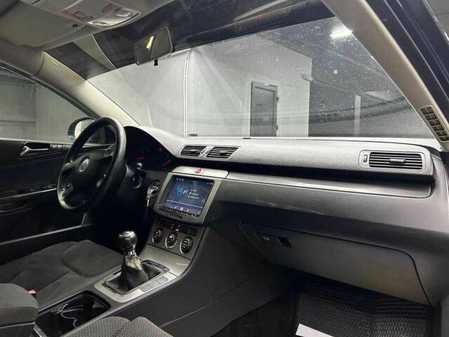 Синій Фольксваген Пассат Варіант, об'ємом двигуна 2 л та пробігом 270 тис. км за 5800 $, фото 17 на Automoto.ua