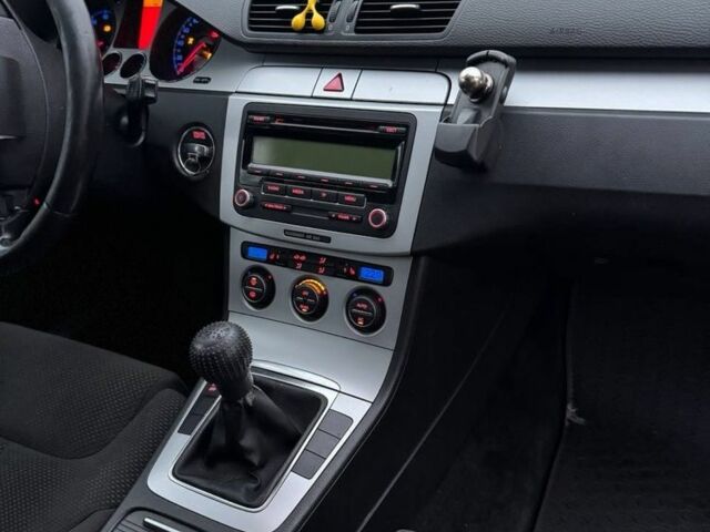 Синий Фольксваген Пассат Вариант, объемом двигателя 2 л и пробегом 277 тыс. км за 3333 $, фото 18 на Automoto.ua