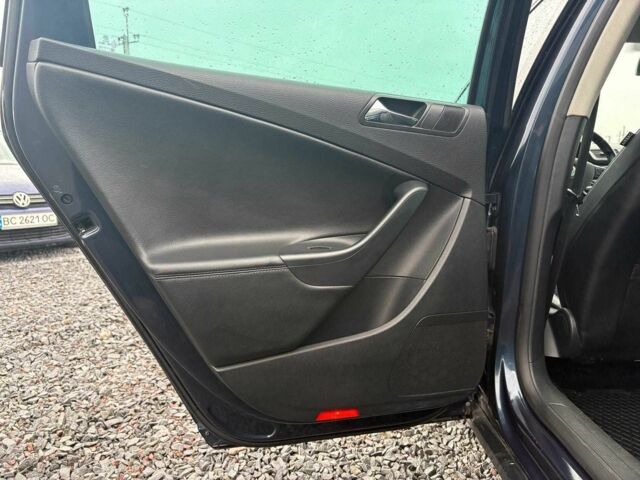 Синій Фольксваген Пассат Варіант, об'ємом двигуна 1.8 л та пробігом 237 тис. км за 6590 $, фото 23 на Automoto.ua