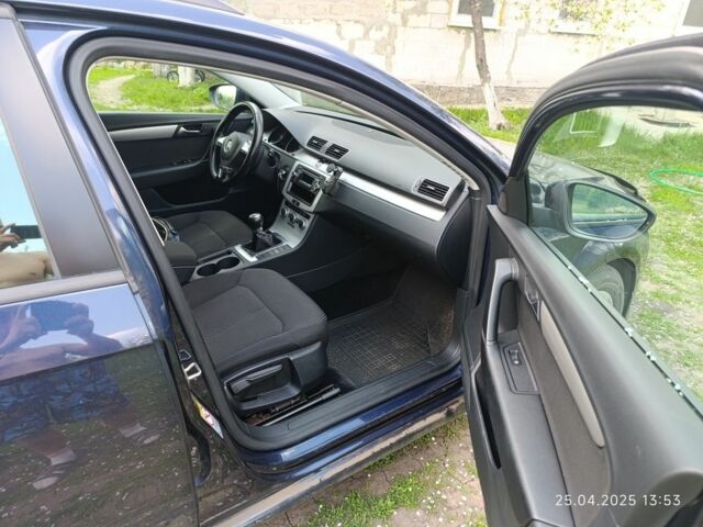 Синій Фольксваген Пассат Варіант, об'ємом двигуна 2 л та пробігом 295 тис. км за 8900 $, фото 4 на Automoto.ua