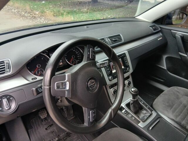 Синий Фольксваген Пассат Вариант, объемом двигателя 1.6 л и пробегом 220 тыс. км за 8200 $, фото 3 на Automoto.ua