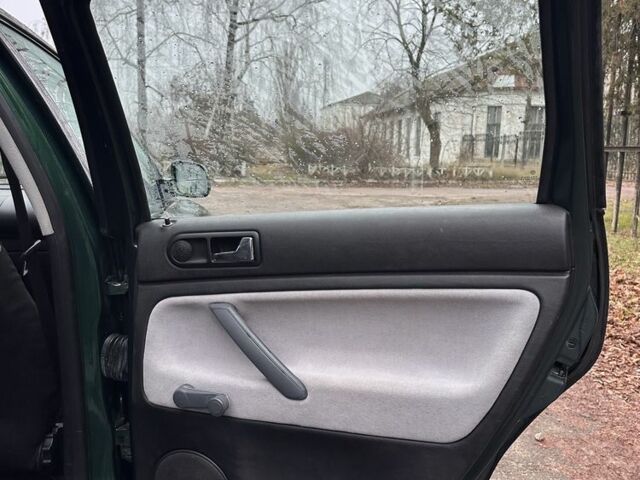 Зеленый Фольксваген Пассат Вариант, объемом двигателя 1.6 л и пробегом 300 тыс. км за 3300 $, фото 14 на Automoto.ua