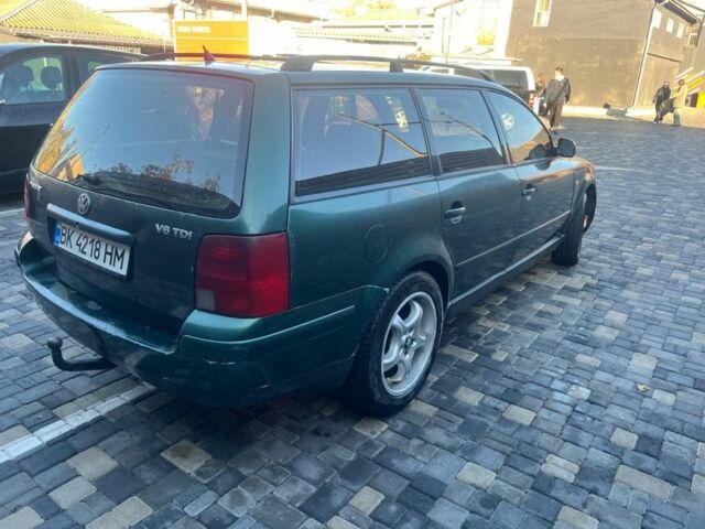 Зеленый Фольксваген Пассат Вариант, объемом двигателя 2.5 л и пробегом 237 тыс. км за 1800 $, фото 1 на Automoto.ua