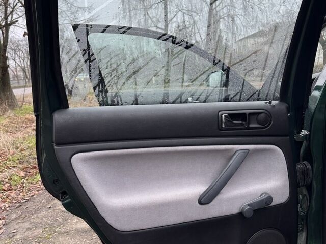 Зеленый Фольксваген Пассат Вариант, объемом двигателя 1.6 л и пробегом 300 тыс. км за 3300 $, фото 11 на Automoto.ua